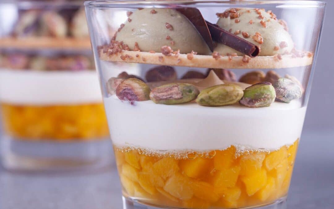 Postre de mango, pistacho y chocolate blanco en vaso